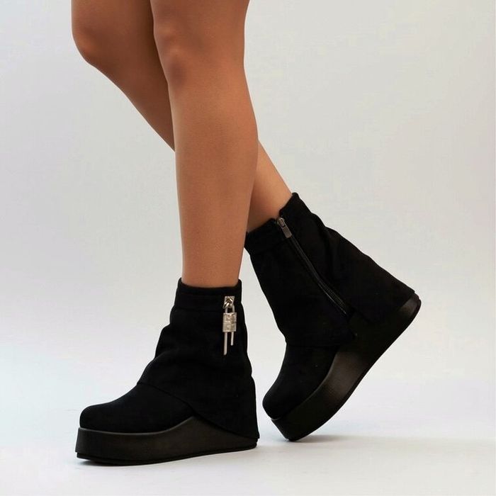 Боти на платформа - черен велур (36-40)
