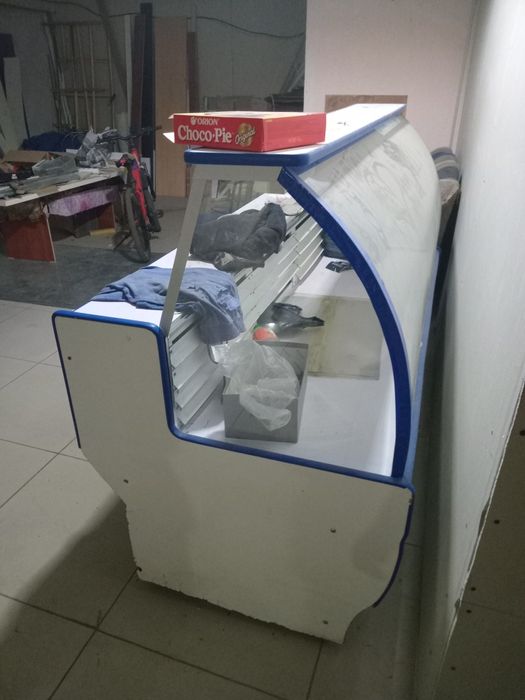 Продам морозильник и витринный холодильник.