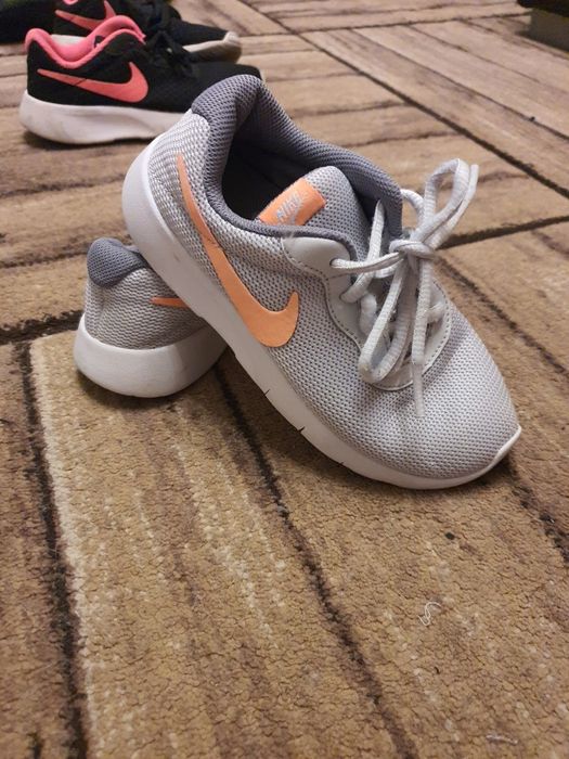 Adidasi nike fetite