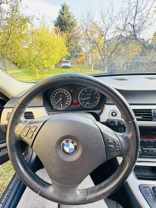 BMW seria 3 E90 Facelift  318i •  Automat • Euro 5 • Trapa • Xenon