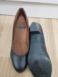 Новые Срочно продам кожаные туфли, 35 размер ,торг ,самовывоз