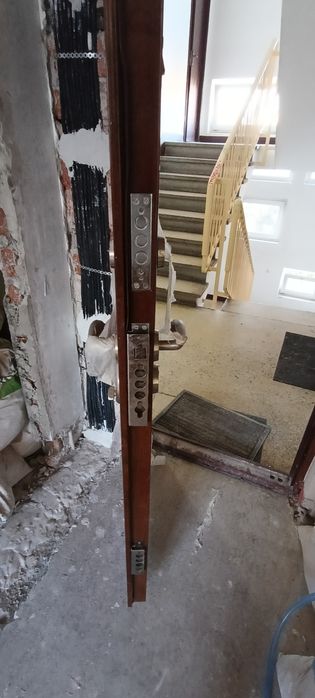 Vând ușă metalică