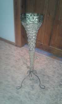 ваза плетённая с металлическими элементами