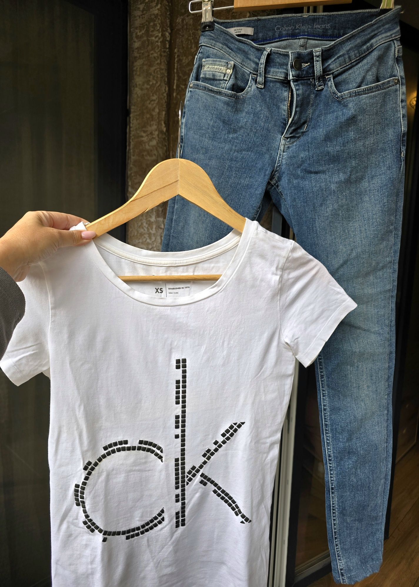 Дънки и тениска Calvin Klein Xs размер