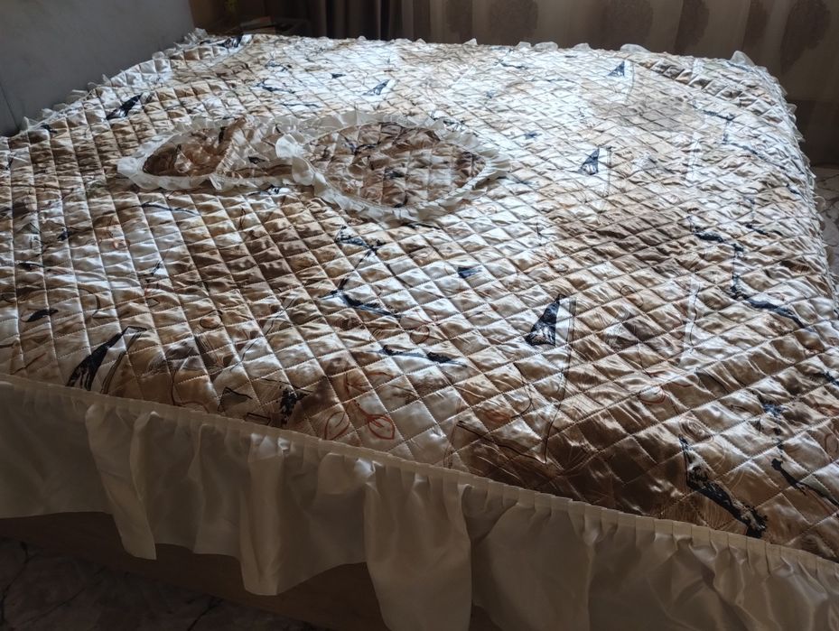 Кувертюра от сатен за спалня