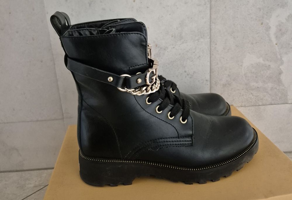 Ниски боти Guess