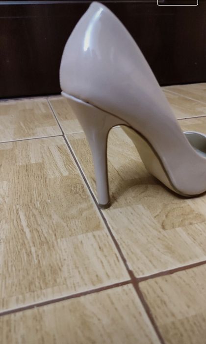 Vând pantofi stiletto marca Botinelli.