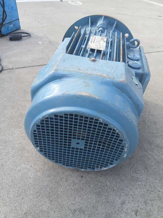 Vând motor electric