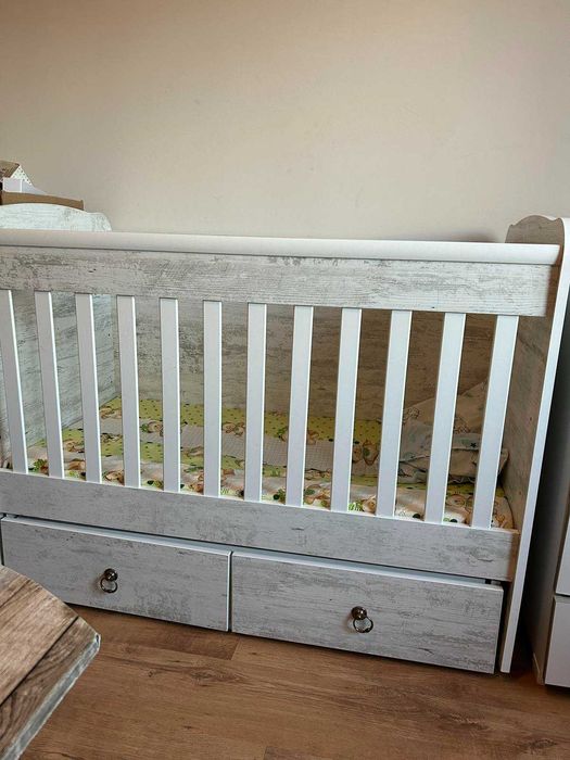 Детска кошара и скрин за дрехи комбиниран с повивалник