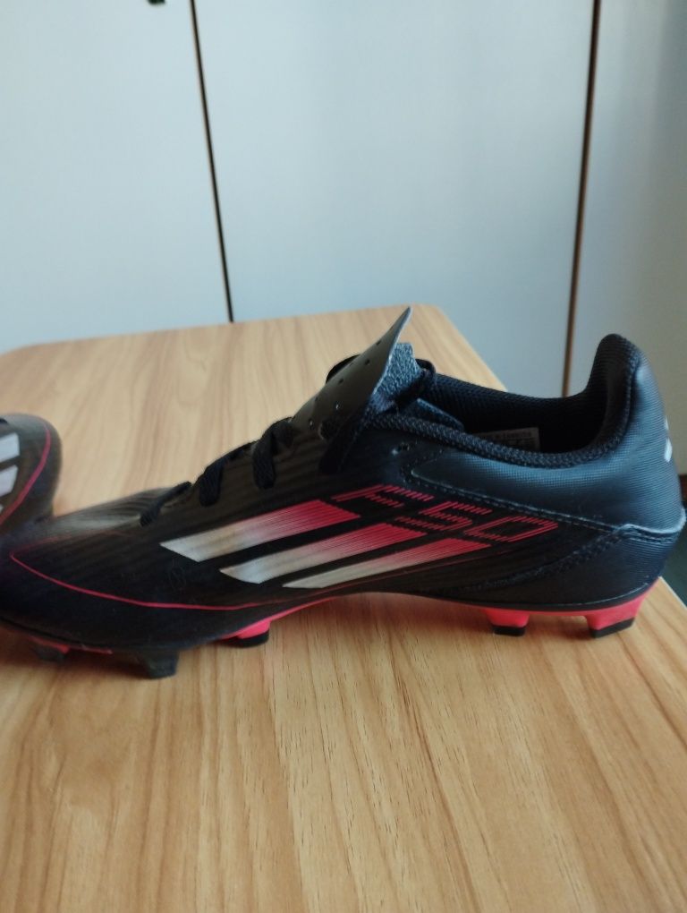 Футболни обувки Adidas 40 номер 25см. Нови