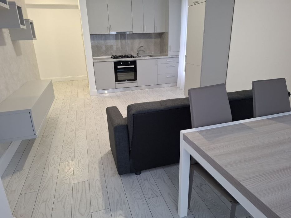 Vând apartament cu trei camere în bloc nou mobilat si utilat