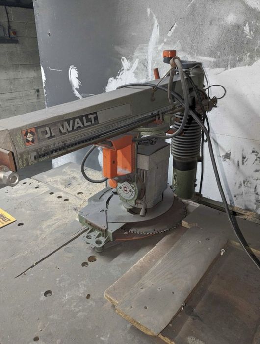Радиален циркуляр DeWalt  DW8001 монофазен