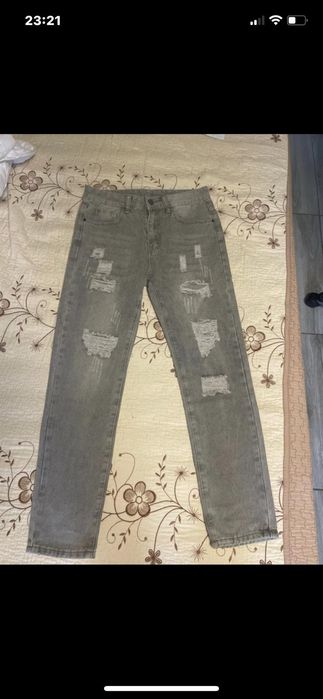Vând 2 perechi de blugi bărbătești noi