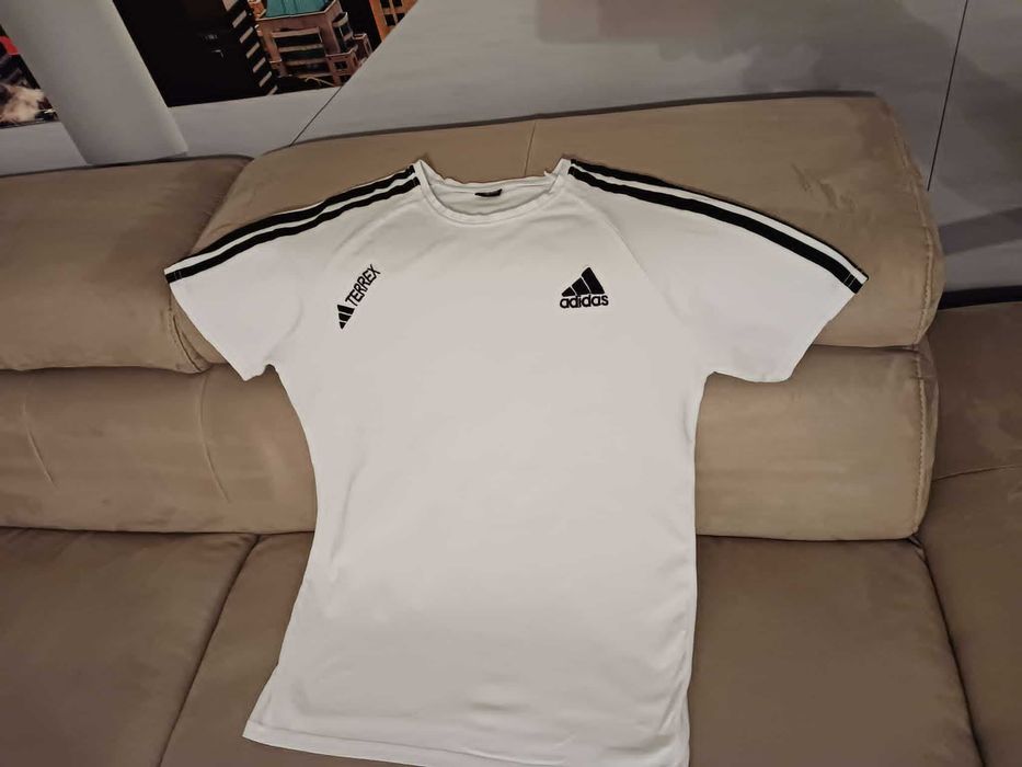 Бяла тениска Adidas, размер L, памук и еластан- 12лв.