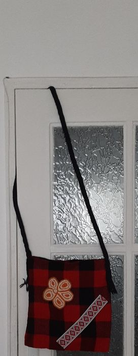 Автентично каре/покривка/и нова торбичка  от автентичен вълнен плат
