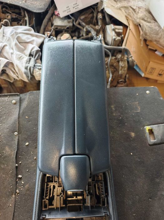 Бежов или Черен подлакътник кожен конзола Mercedes W218 CLS Мерцедес