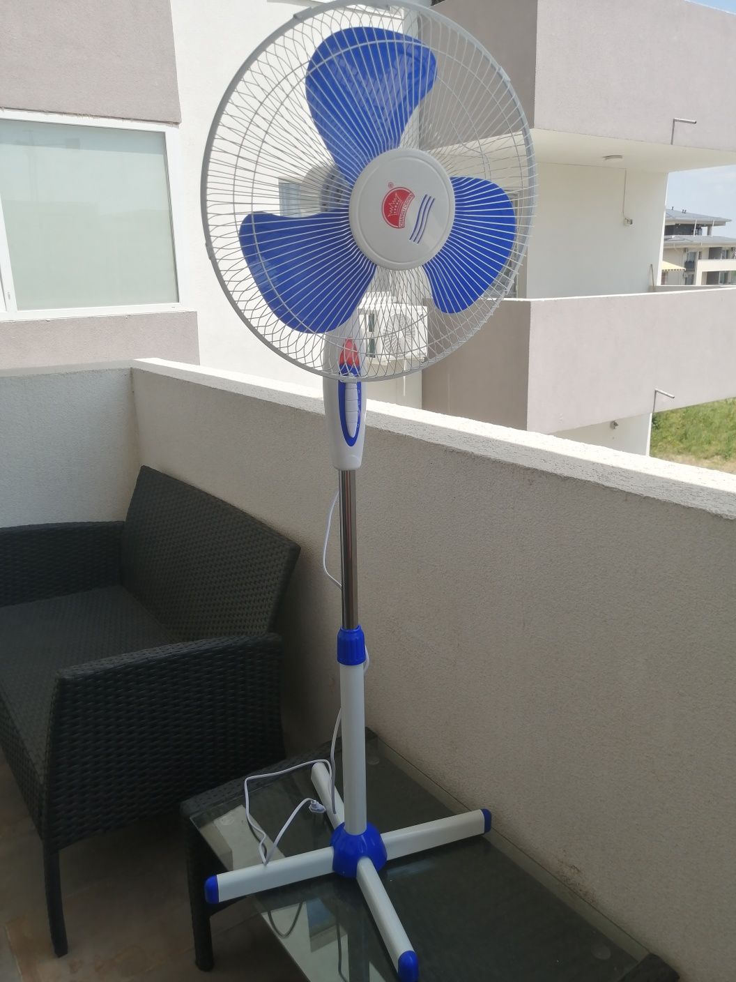 Ventilator de camera cu 3 trepte rotativ