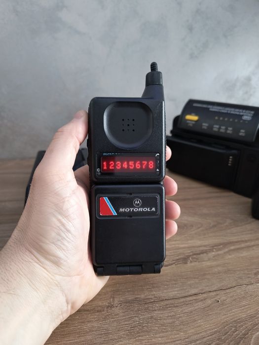 Motorola MicroTAC 9800x - telefon de colectie din 1989