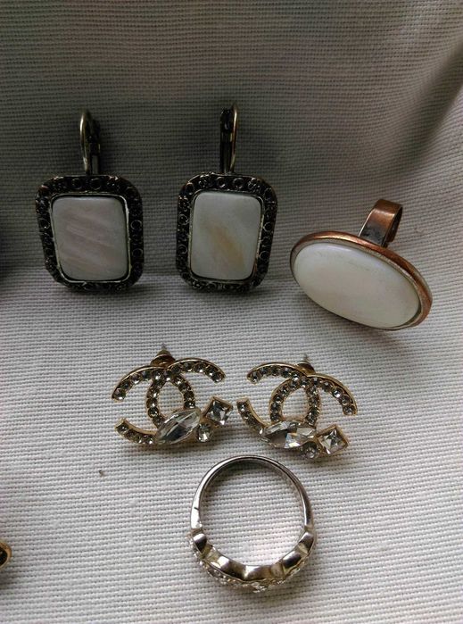 Бижута с камъни пръстени и обеци