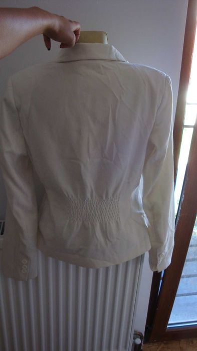 Sacou alb, elegant, inchidere cu un nasture și elastic la spate, S(36)