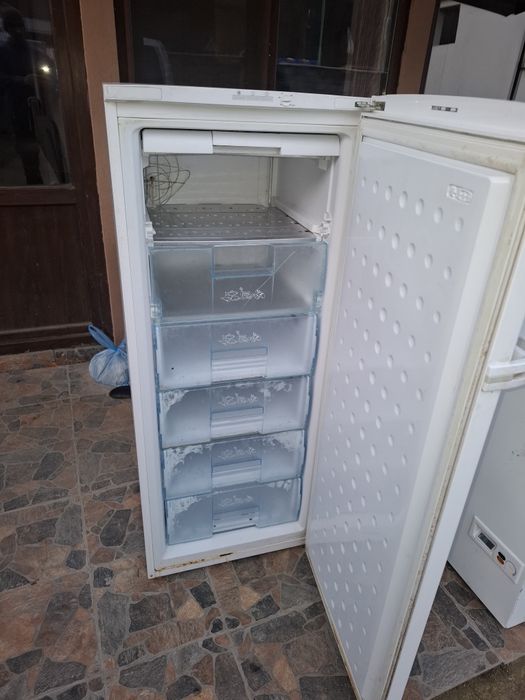 Продавам 2 фризера и радиатор