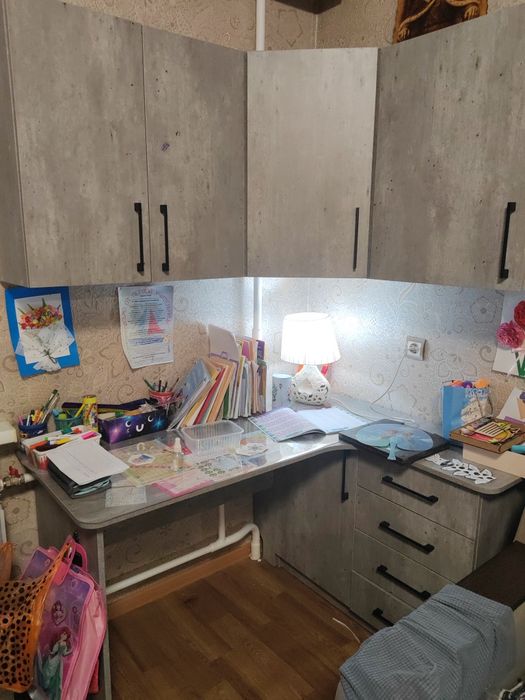 Продам новый комплект стол+шкафы