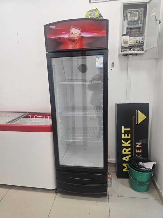 Продам холодильник,  морозильник и витрины для магазина