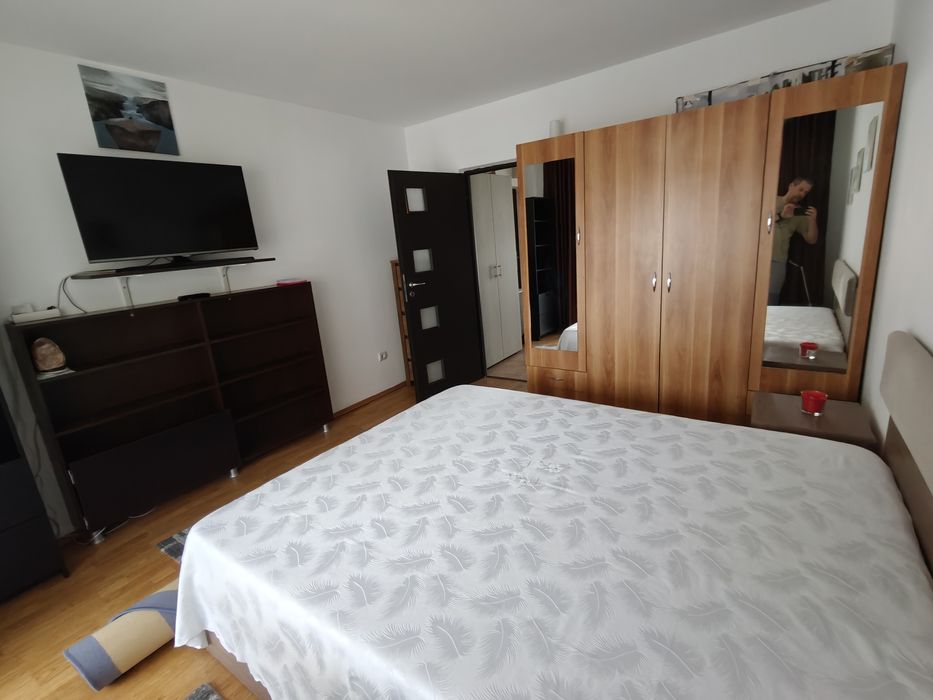 Dau in chirie apartament living open-space plus dormitor