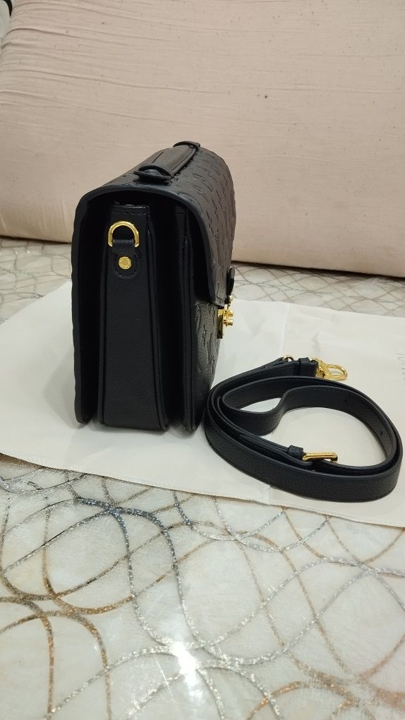 Luis Vuitton Pochette Metis black leather