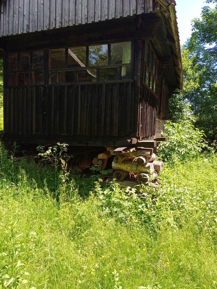 Vanzare casa la munte cu teren generos
