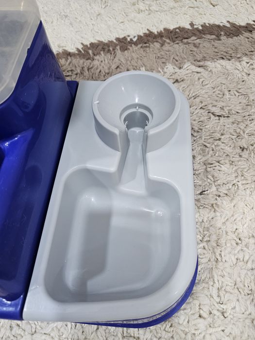 Dispenser hrană pentru câini și pisici