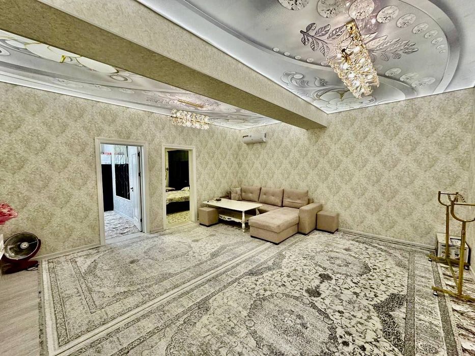 Chilonzor Novza metro oldida