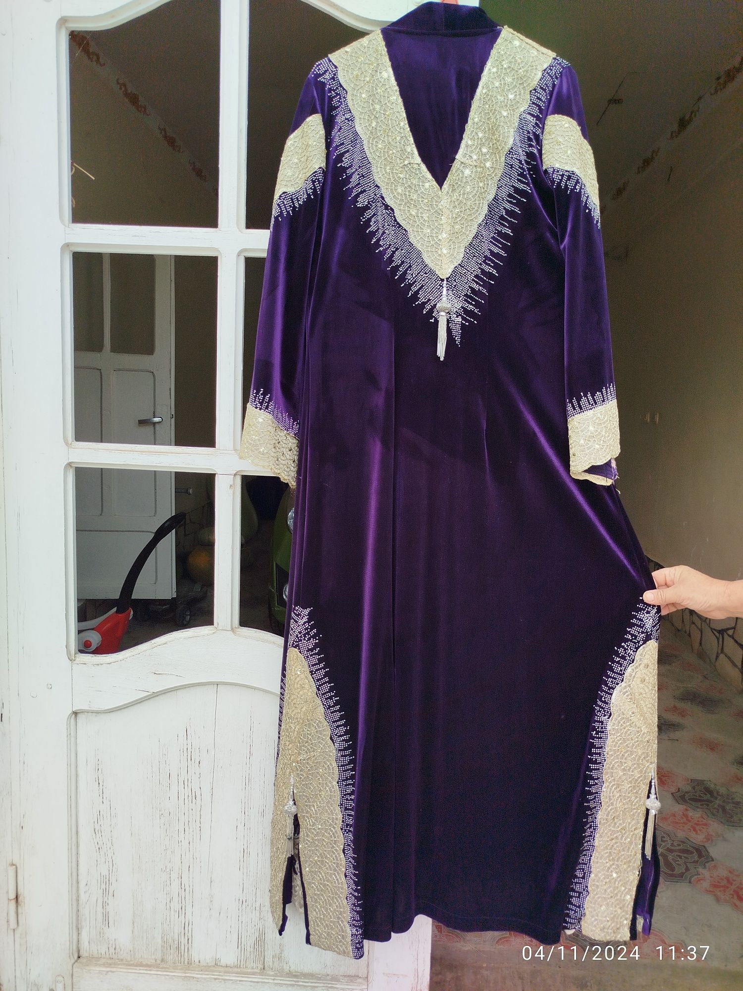 Abaya chiroyli tikilgan qoʻl mehnati