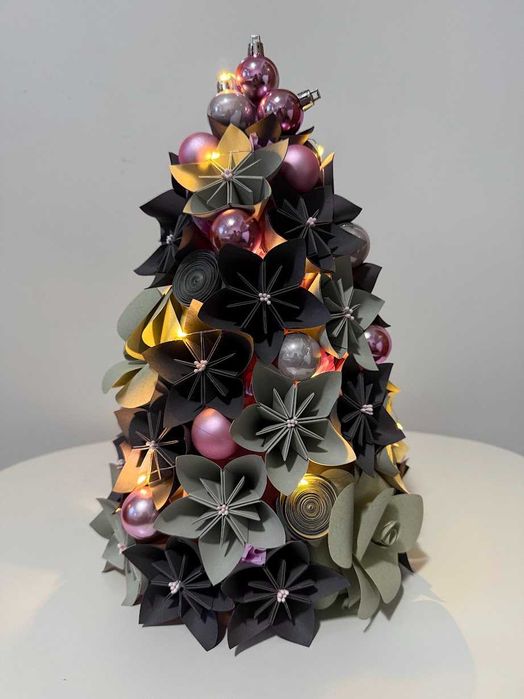 Brăduți de Crăciun handmade din flori de hârtie