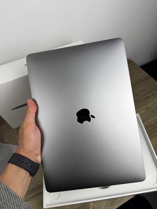 MacBook Air 13" M1 (2020) - Space Grey, 8GB RAM, 256GB SSD