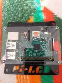 Raspberry Pi  model B+ împreună cu carcasa