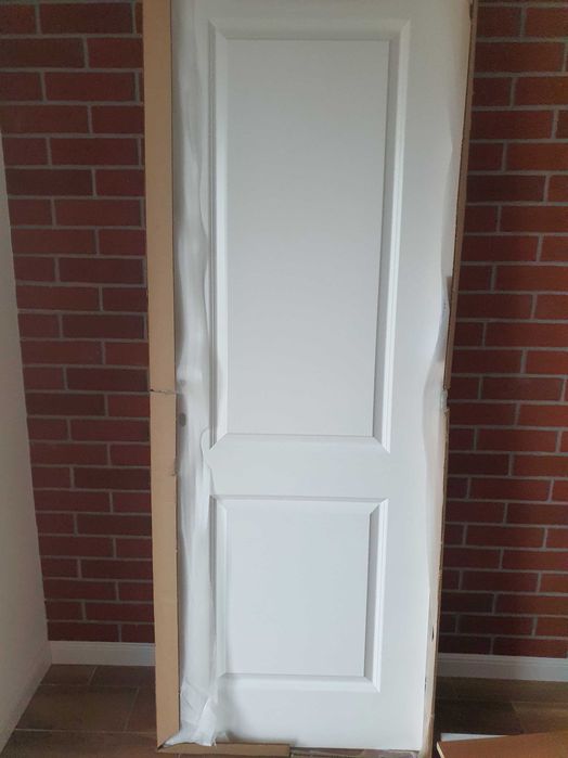 Usa care se deschide pe partea stânga