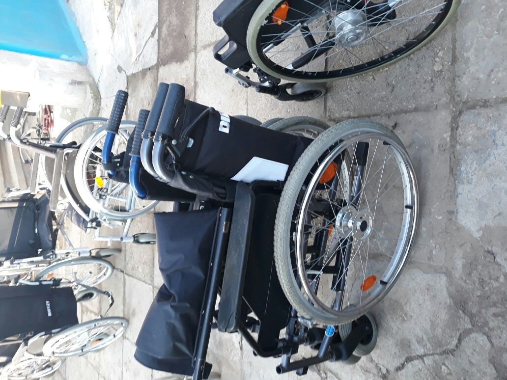 Scaun cu rotile pentru oameni cu dezabilitati