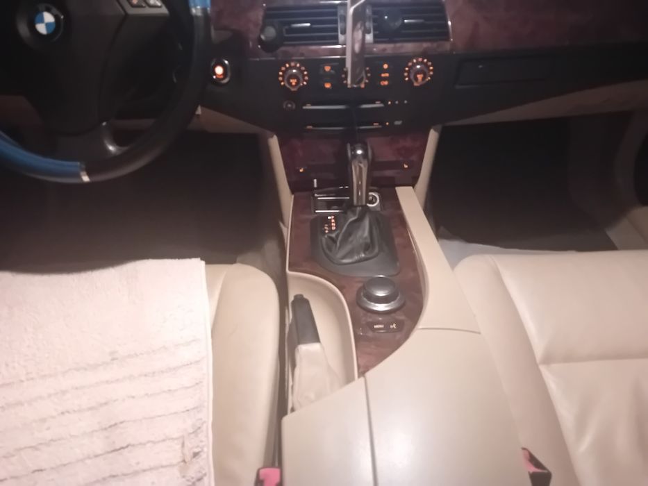 Vând   BMW E60 525 benzina acte valabile 1ande zile   feislift