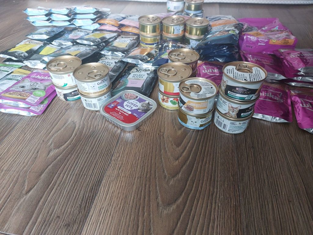 Vând lot mâncare pisici