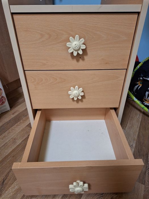 Детско шкафче с чекмеджета и долап