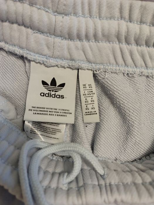 Vând pantaloni scurți de trening Adidas