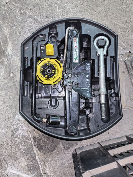 Крик и ключ/комплект за резервна гума за Пежо/Peugeot 308 T9