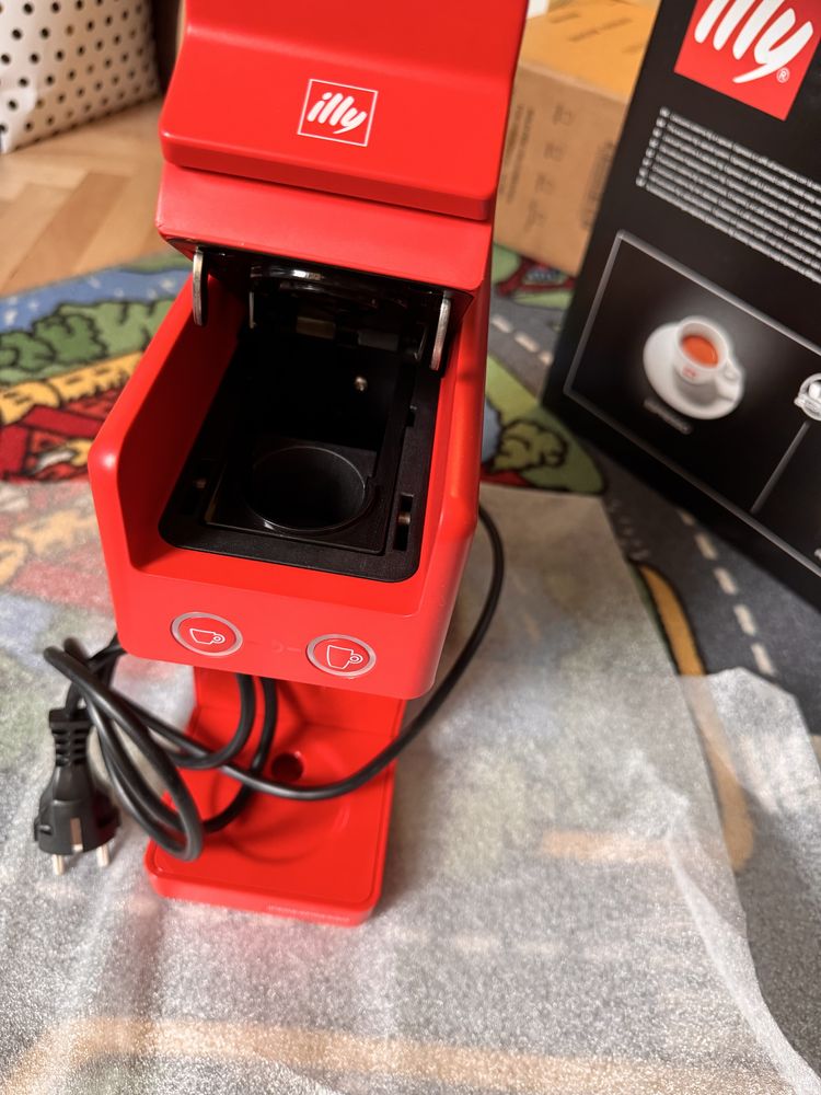 кафе машина illy y 3.3 червена