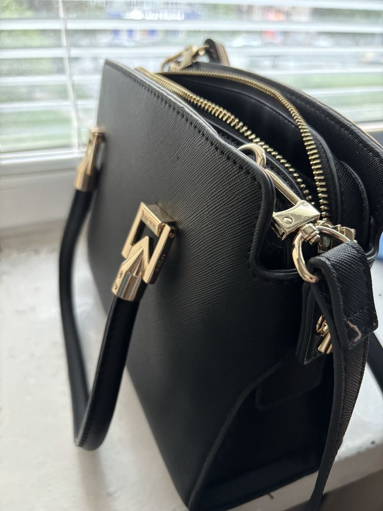 Дамска черна чанта MEXX