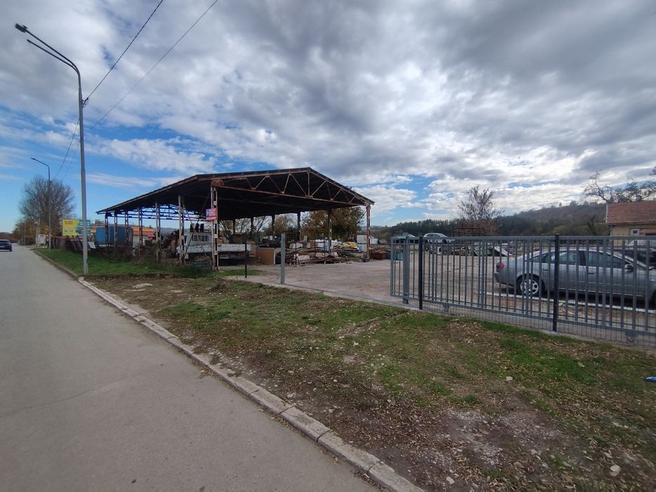 Давам под наем търг. помещение хале 300м2 с лице на гл. път и паркинг