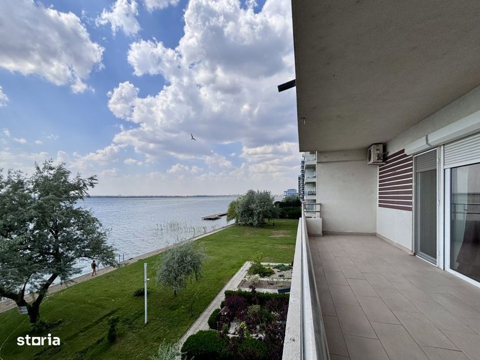 Apartament cu Vedere Frontala catre lac cu terasa si parcare