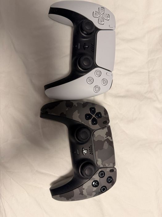 PS5 Slim, със 2 контролера