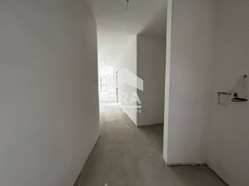 Четиристаен  апартамент за продажба, с големи стаи, в новопостроен ком