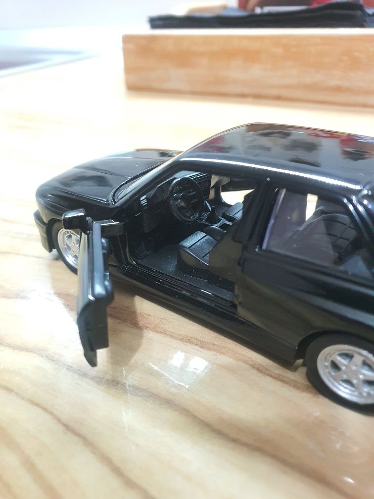 Macheta BMW M3 1987 ursulet scara 1:24 deosebit